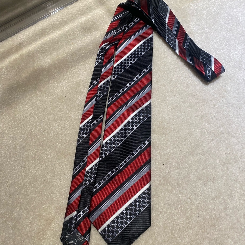 Stylish Striped Tie in Red and Black